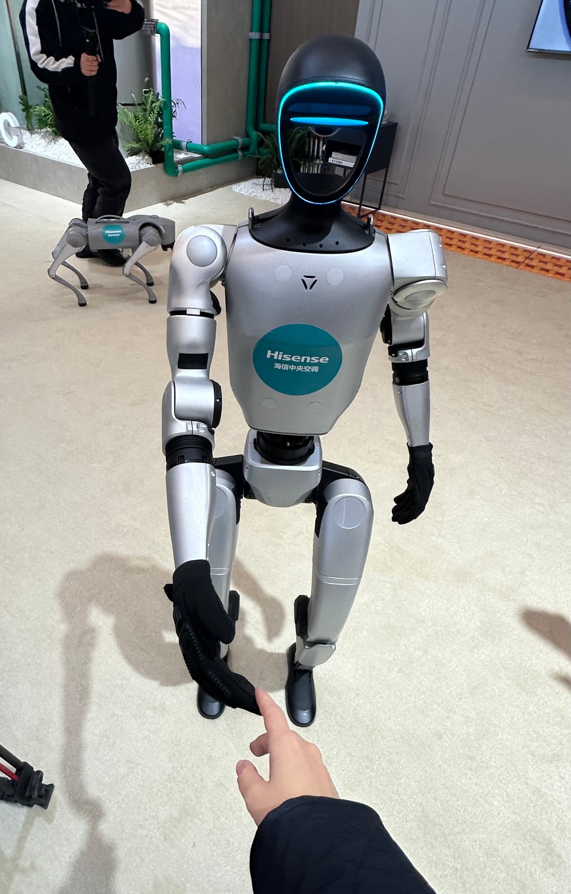 （海信展台的宇树机器人时代财经摄）