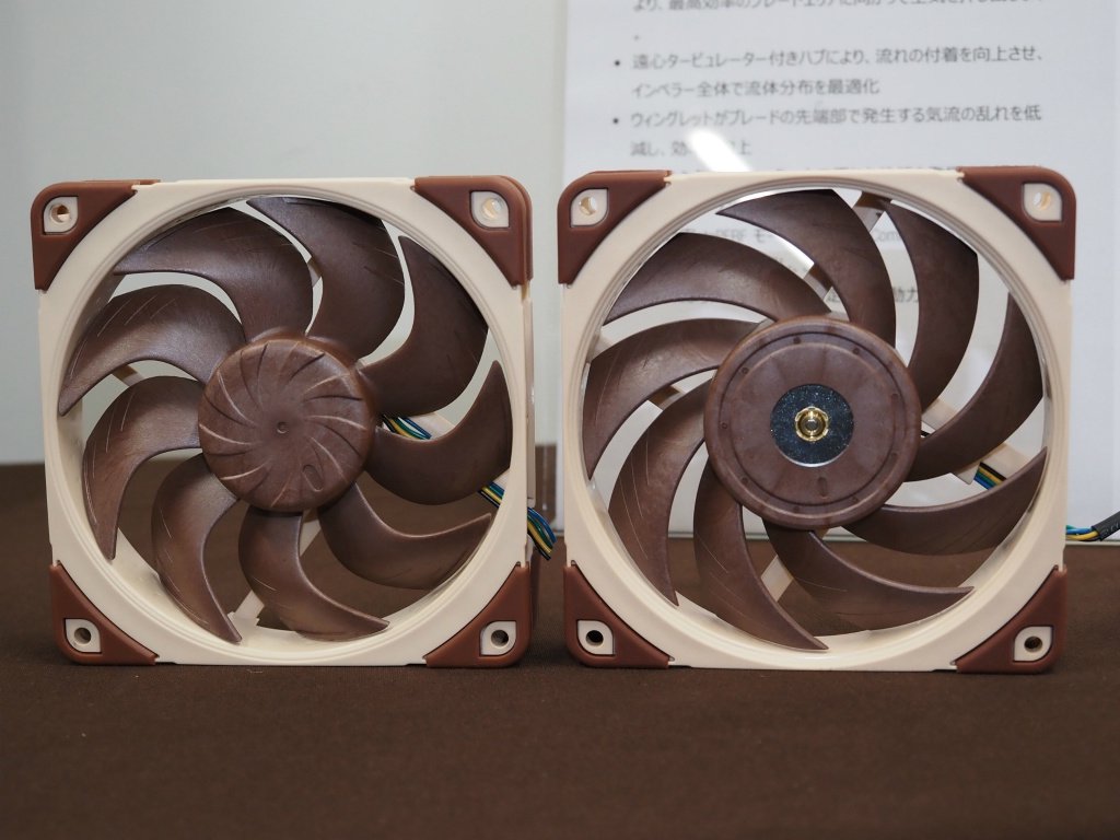 ▲ 新 120mm 风扇（左）和老款 NF-A12x25（右）的对比