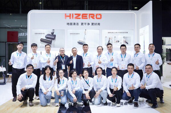 HIZERO参展员工合影