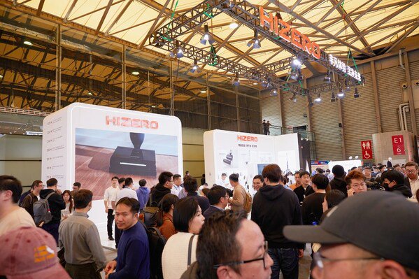 HIZERO展台现场热闹的人群