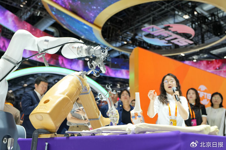  2024年9月13日，参观者在服贸会国家会议中心综合展区参观展出的人工智能骨科手术机器人。新华社记者 鞠焕宗 摄