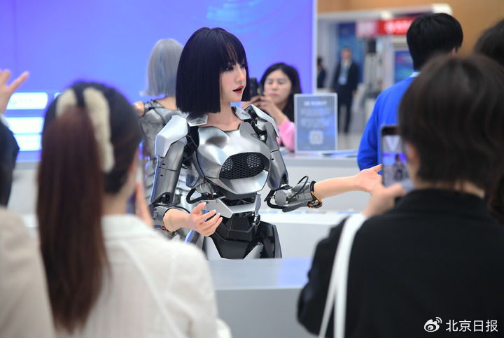   仿生人形机器人在2024中关村论坛年会会场设置的咨询台“迎宾”（2024年4月27日摄）。新华社记者 任超 摄