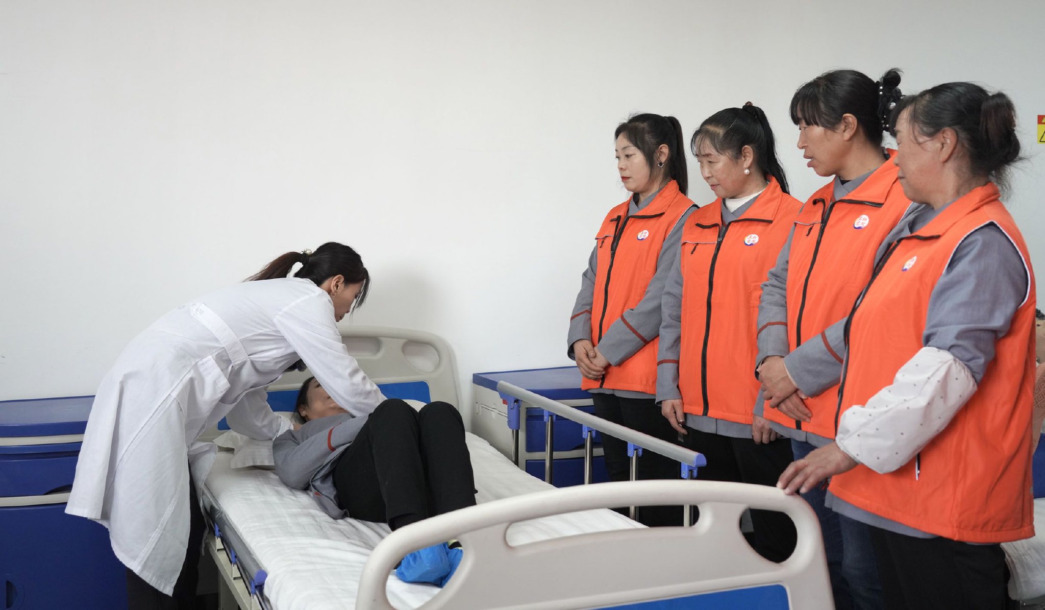 图为费他义花（左）在为学员示范医疗护理操作规范。　　记者　李占轶　摄