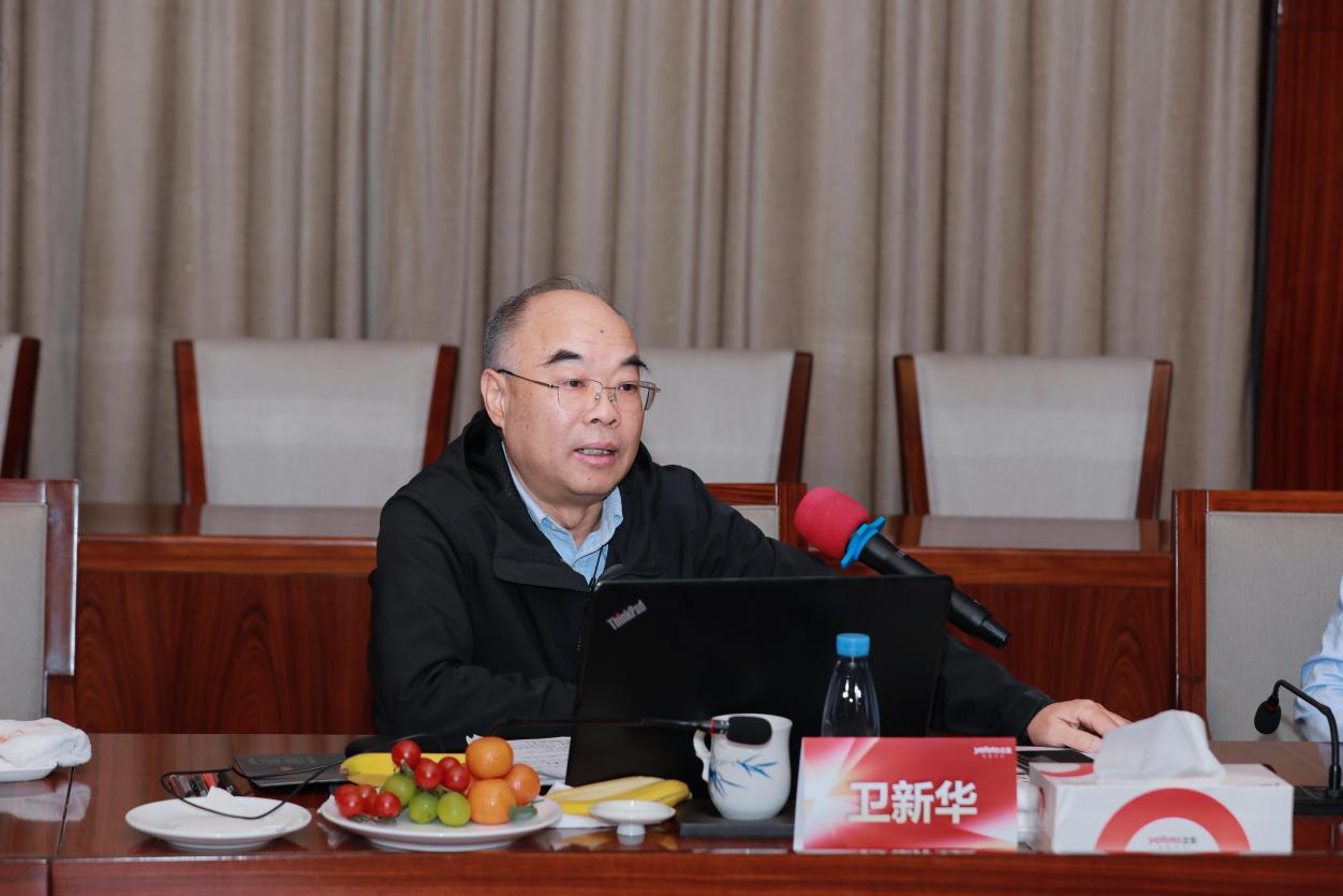 【图注：青海省政协社会和法制委员会原主任兼分党组书记、课题组专家卫新华在调研活动中发言】