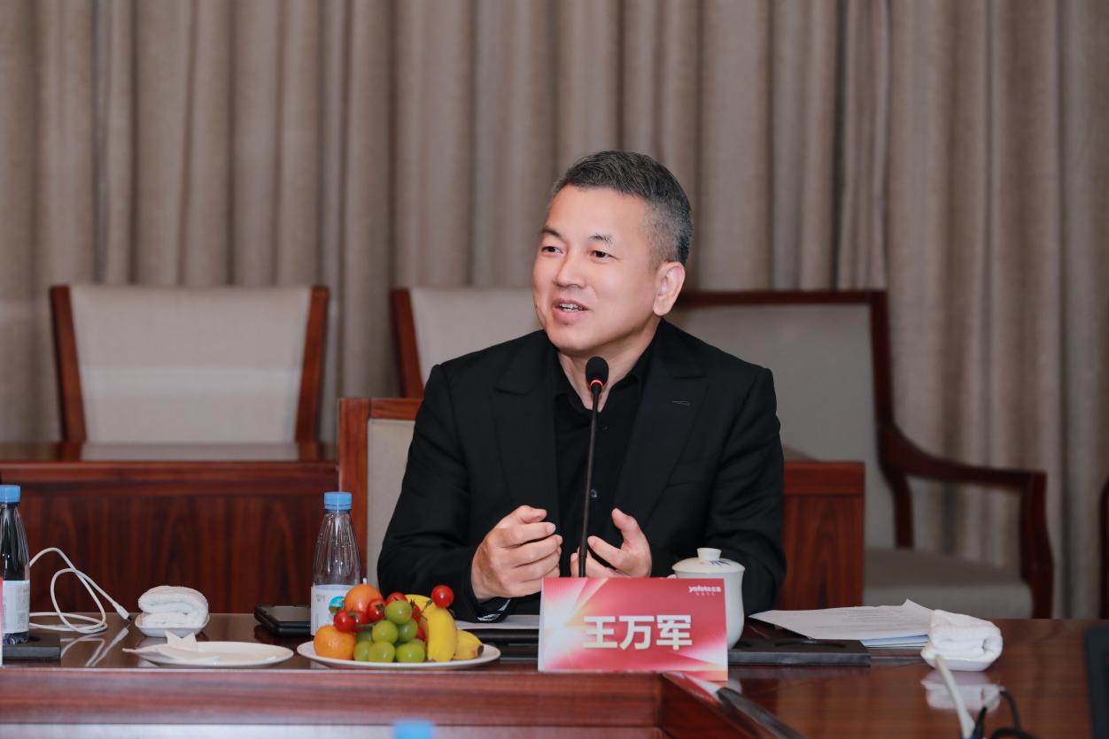 【图注：国家市场监督管理总局发展研究中心个人经济体高质量发展课题组执行组长王万军在调研活动中发言】