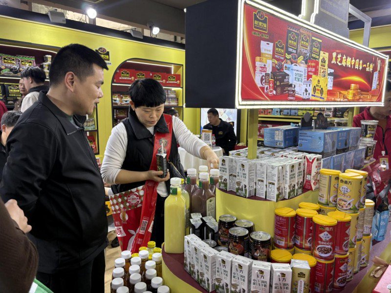 （客户在南方黑芝麻展位流连忘返）