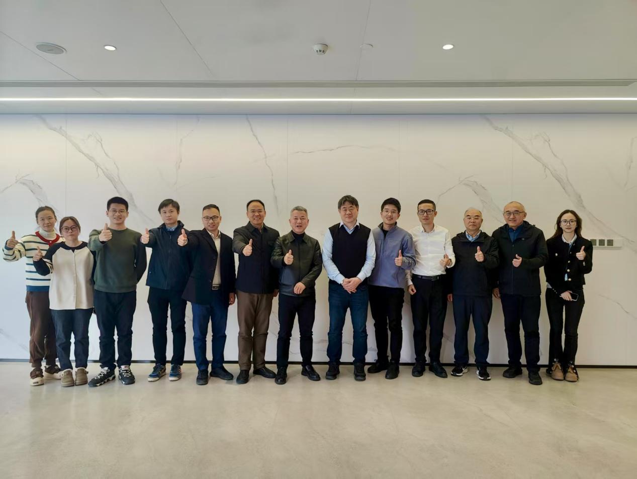 【图注：国家市场监督管理总局发展研究中心个人经济体高质量发展课题组走进巴九灵（吴晓波频道）调研与会人士】