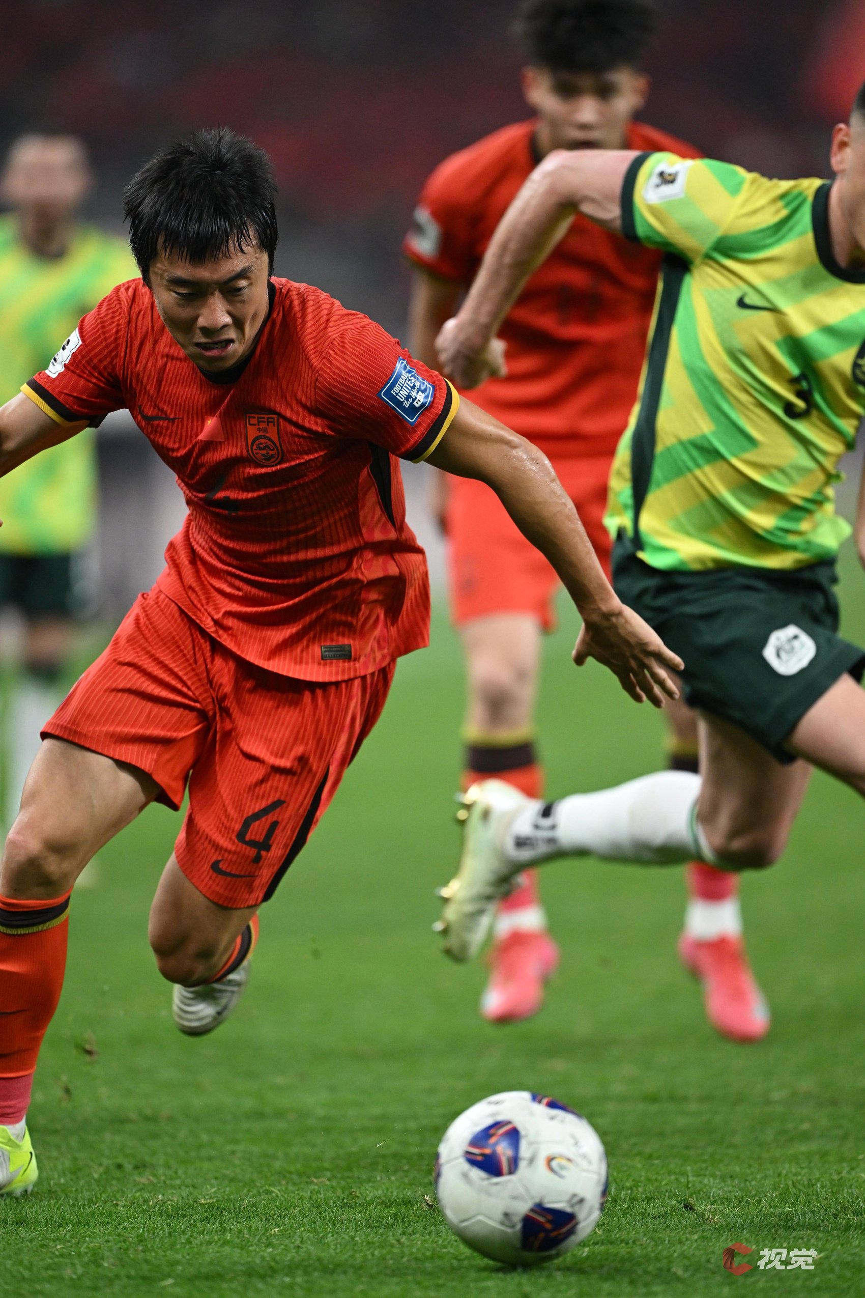 比赛中双方激烈拼抢