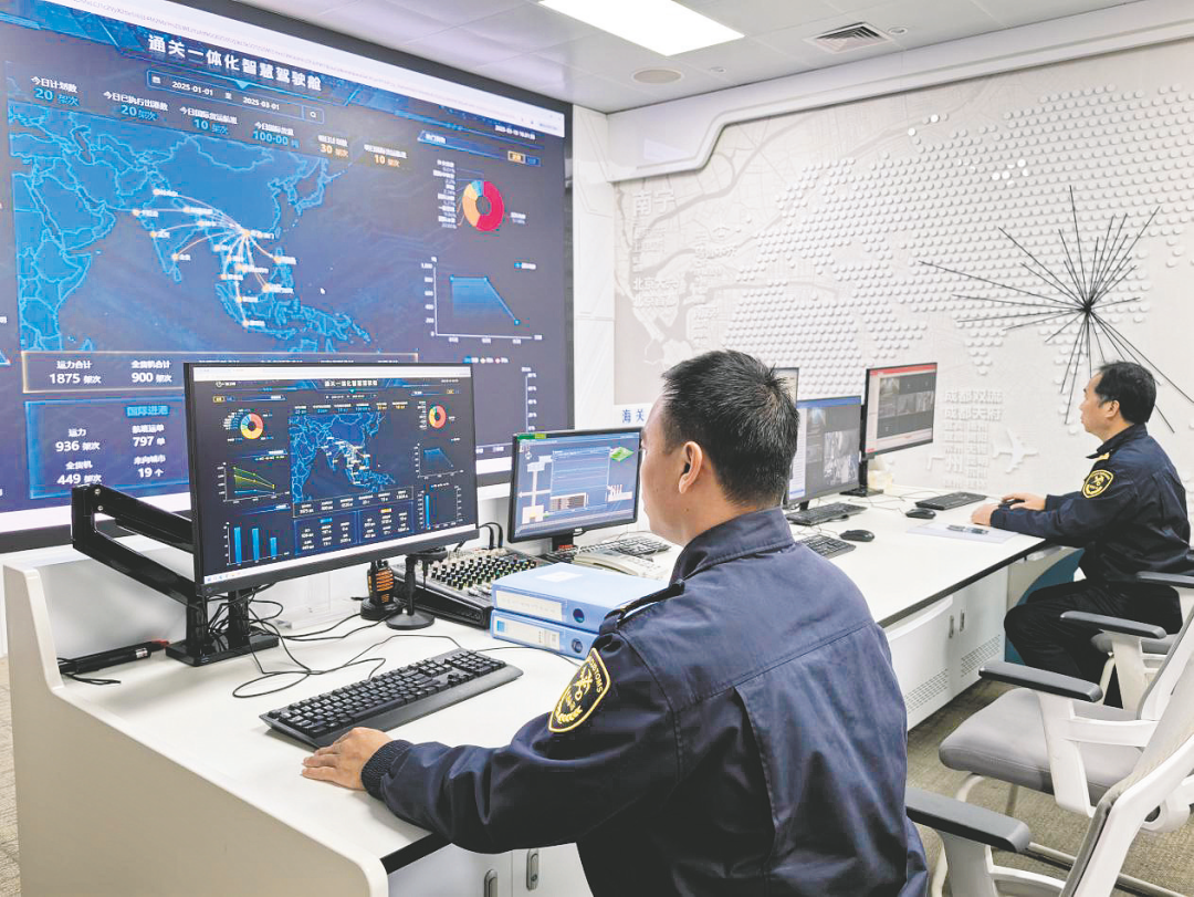 近日,一架搭载进口海鲜的飞机在南宁吴圩国际机场机坪落地