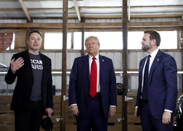 马斯克（左）、美国总统特朗普与副总统万斯（右） 外媒资料图
