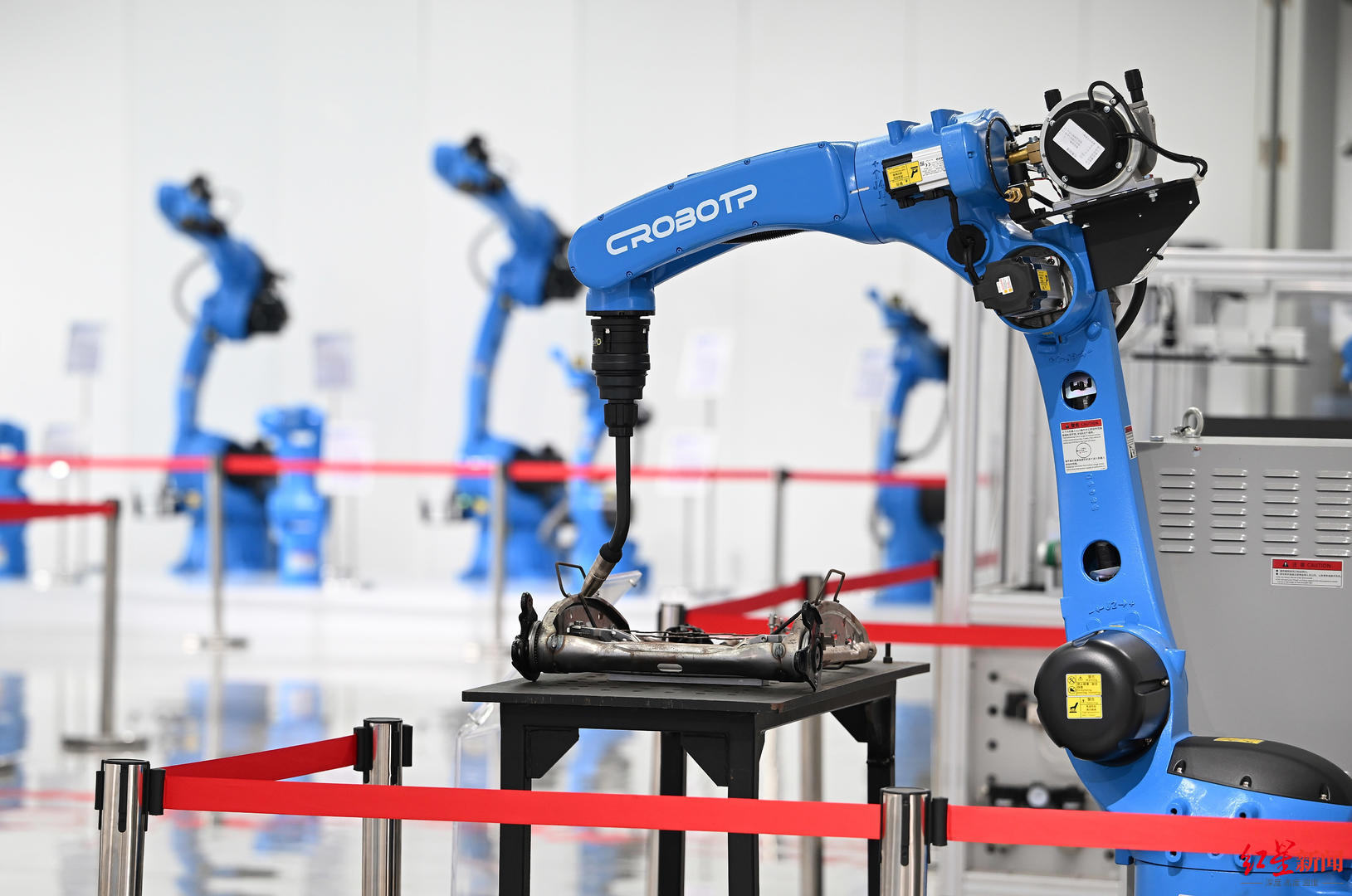 ▲龙潭工业园·成都卡诺普机器人技术股份有限公司展示的机械臂