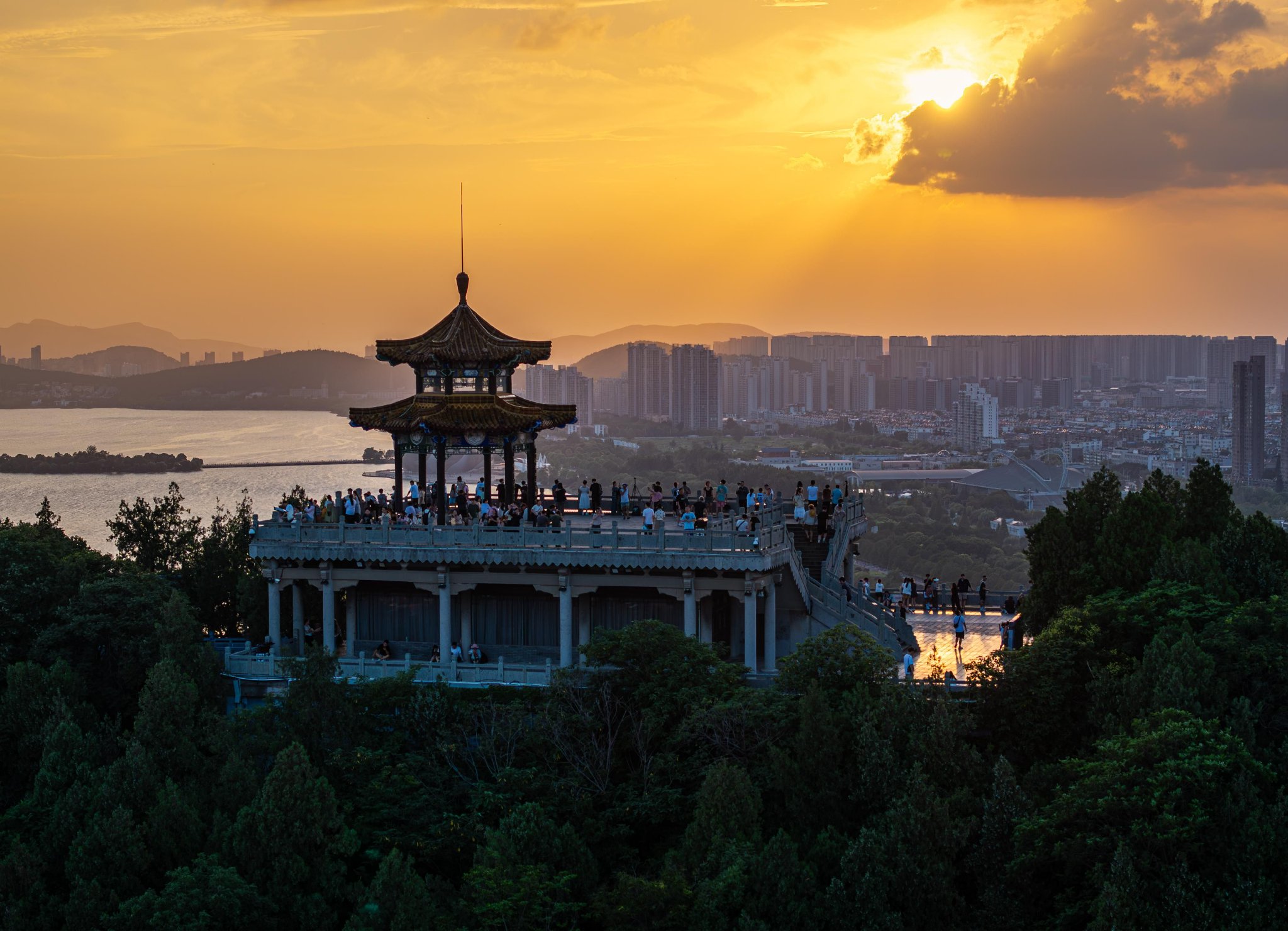 夕阳下的云龙山观景台