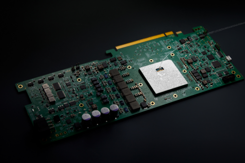 曦智科技光电混合计算卡“曦智天枢”