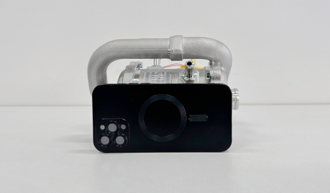 （ELD-FCC02 Ultra与iPhone手机的尺寸对比示意）
