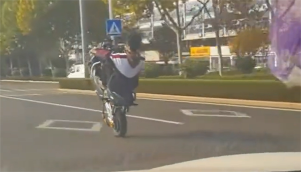 初中生骑车：示意图，切勿模仿！