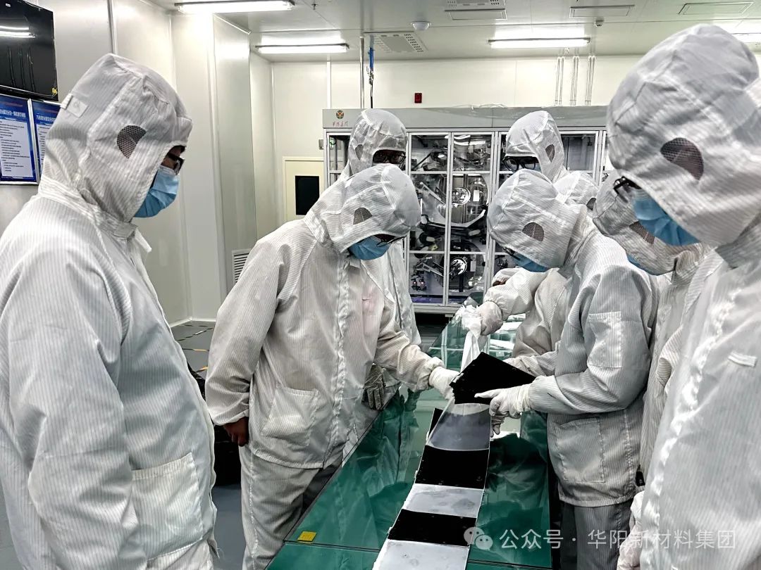 华钠芯能工艺技术管理小组成员学习叠片工艺电池结构。