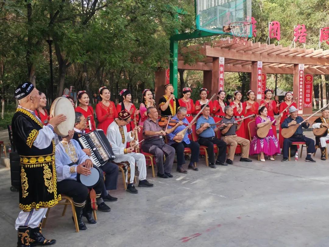 ▲新疆库尔勒市朝阳街道团结社区石榴籽乐团在为居民们表演。&nbsp; 新华社记者 顾煜 摄