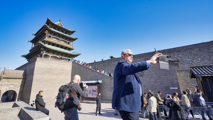 嘉宾在平遥古城城墙自拍打卡 陈震 摄