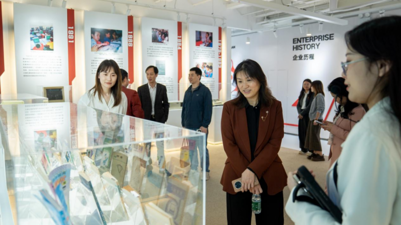 点猫科技代表向深圳中学龙岗学校(集团)柳芳总校长一行介绍点猫科技AI应用成果