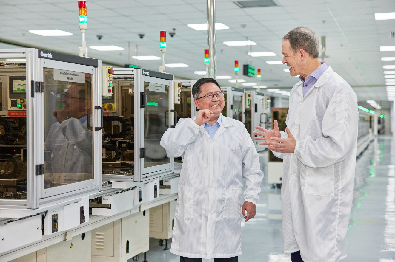 苹果首席运营官 Jeff Williams 和歌尔董事长姜滨参观歌尔位于山东潍坊的工厂