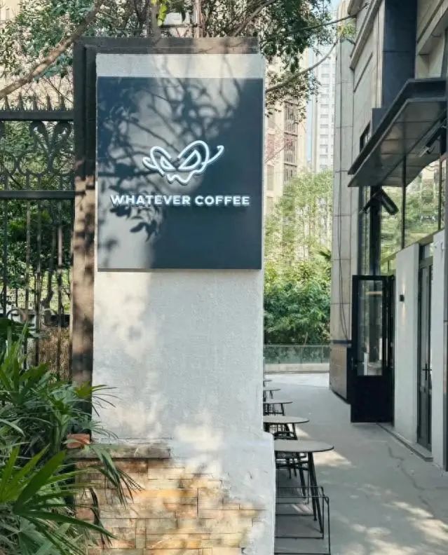 吴彦祖跨界开咖啡店，店长：日均客流超300，复购率高达40%