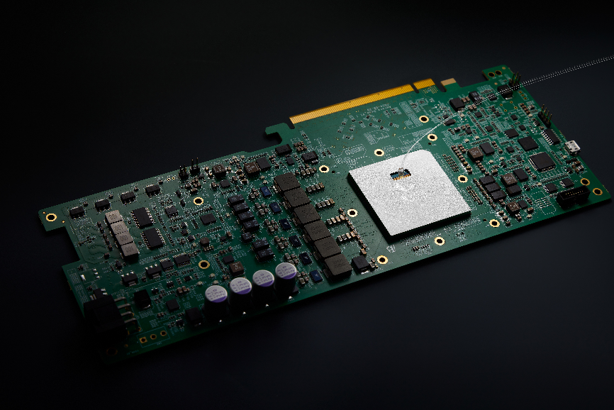 曦智科技光电混合计算卡“曦智天枢”