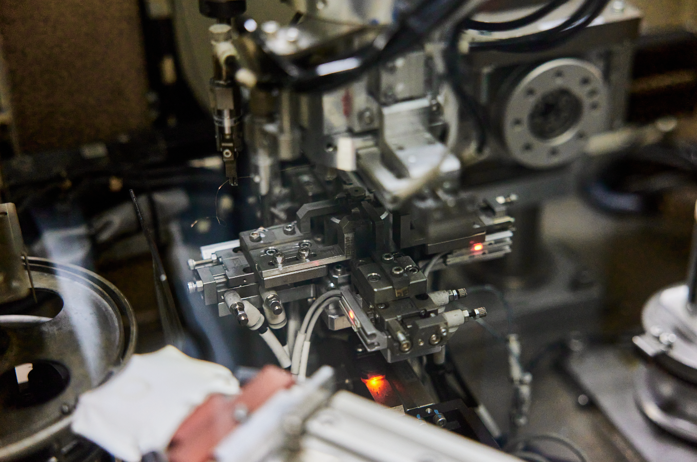 歌尔自主研发的音圈绕线机正在进行扬声器模组的音圈绕制、拉伸和整形作业