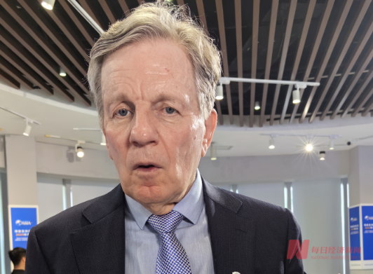 阿霍在博鳌亚洲论坛2025年年会现场接受记者采访 每经记者 张怀水 摄