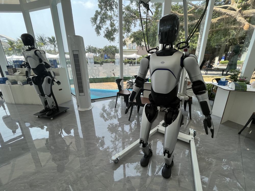 3月27日，博鳌亚洲论坛2025年年会上展示的AI机器人。新华社记者 罗江 摄