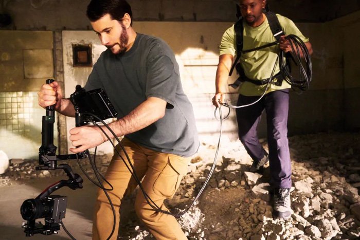     搭载单手持稳定器移动拍摄