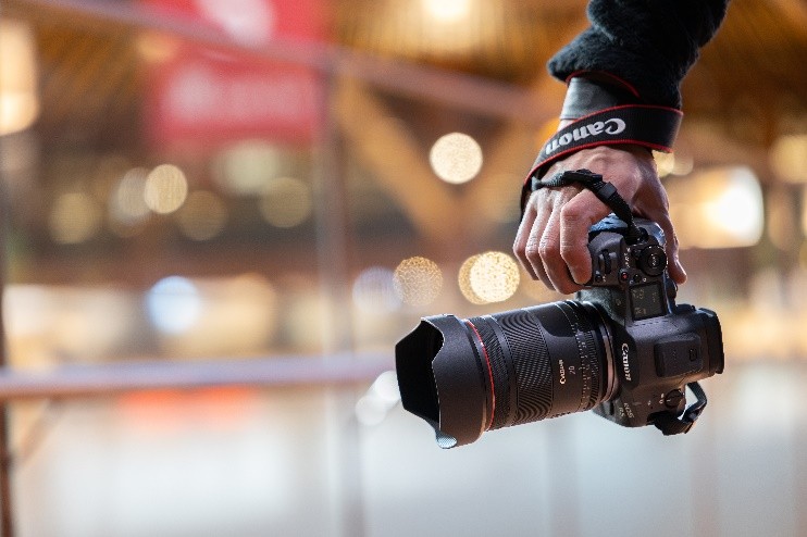 RF20mmF1.4 L VCM十分轻便，且采用了防尘防水滴结构，保障了在户外复杂环境下的耐用性