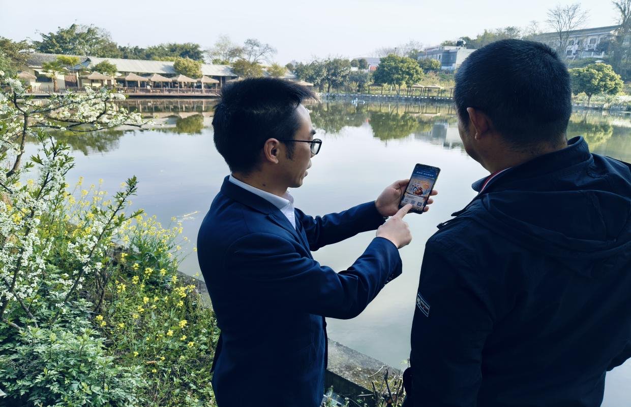 ▲工作人员现场测算授信