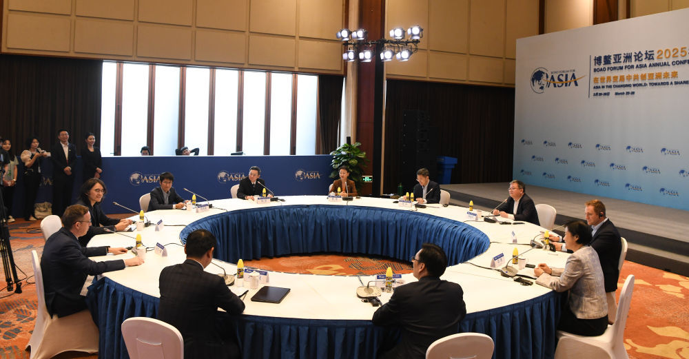 3月26日，博鳌亚洲论坛嘉宾围绕“在AI应用中塑造核心竞争力”议题进行讨论。新华社记者 杨冠宇 摄