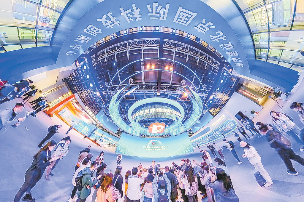 　　3月27日，中关村国家自主创新示范区展示中心常设展吸引不少参观者前来参观了解。实习记者 金瑶摄