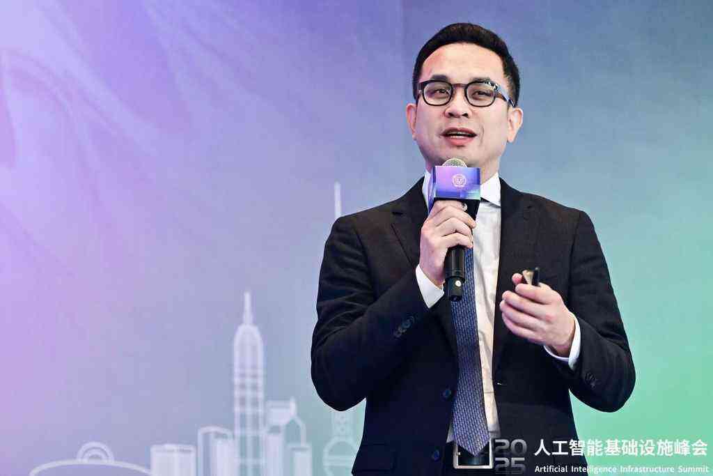 图：联想凌拓产品管理与营销高级总监林佑声以“智能数据新科技 赋能AI新方向”为主题演讲