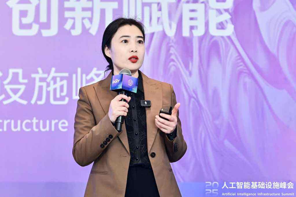 图：曙光存储公司副总裁张新凤以“速度革新与容量革命”为题发布升级后的曙光智存产品