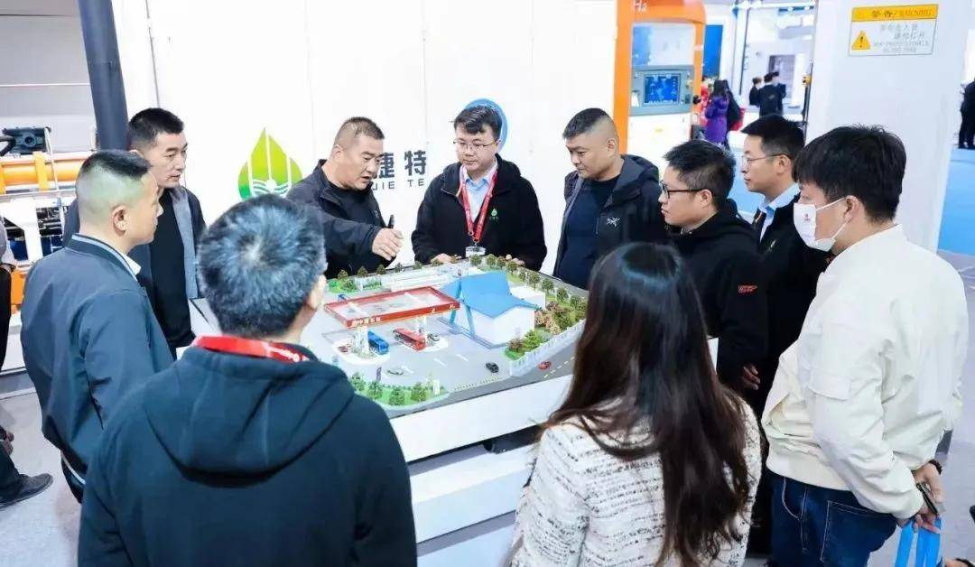 （专业参观团在HEIE国际氢能展的现场）