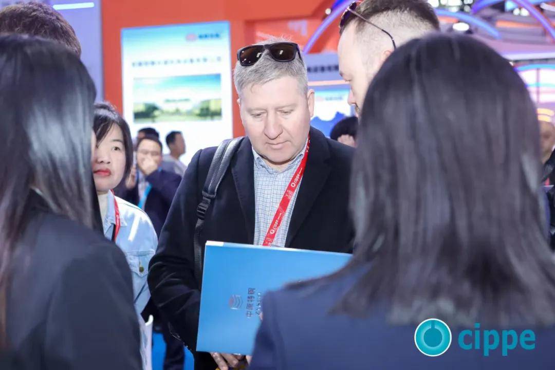 （采购对接会现场）