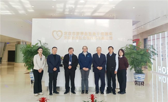 佳宸弘负责人与AABB审核专家合影留念