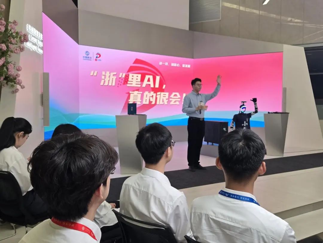 机器人“小天”与宣讲员同台宣讲