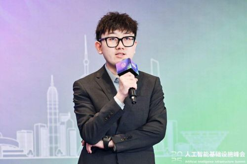 图：HUAWEI上海政企计算业务副总经理王勇桦发表“深耕算力底座，加速AI赋能千行万业”的主题演讲