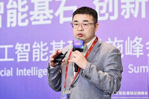 图：“用芯算力，解锁无限可能”！英特尔数据中心本地产品规划总监祝鲲业介绍英特尔在处理器、加速器等芯片技术上的持续创新