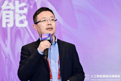 图：浪潮数据云存储产品线总经理刘希猛发表“融存智用 运筹新数据”的主题演讲