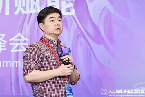 图：Solidigm亚太区应用工程部总监翁昀发表“加速存储创新 拥抱AI时代”的主题演讲