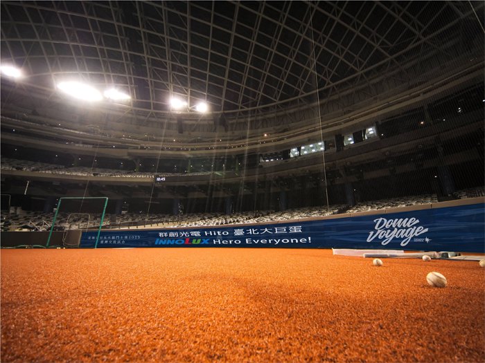 群创19米X1米超大尺寸LumiCanvasL