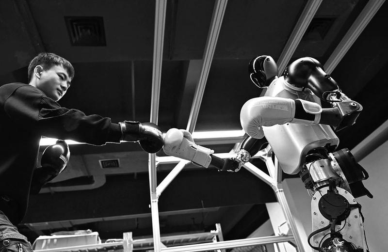 　　技术人员对人形机器人开展拳击对抗测试。资料图片     