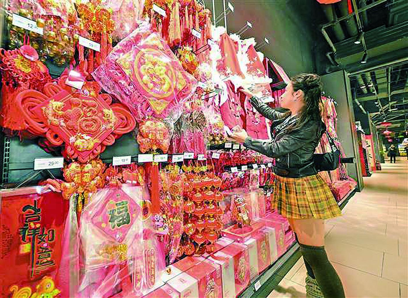 市民正在永辉超市购物 据新重庆-重庆日报