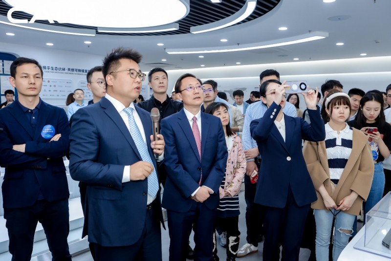 图2：投资者参观中创新航展厅现场