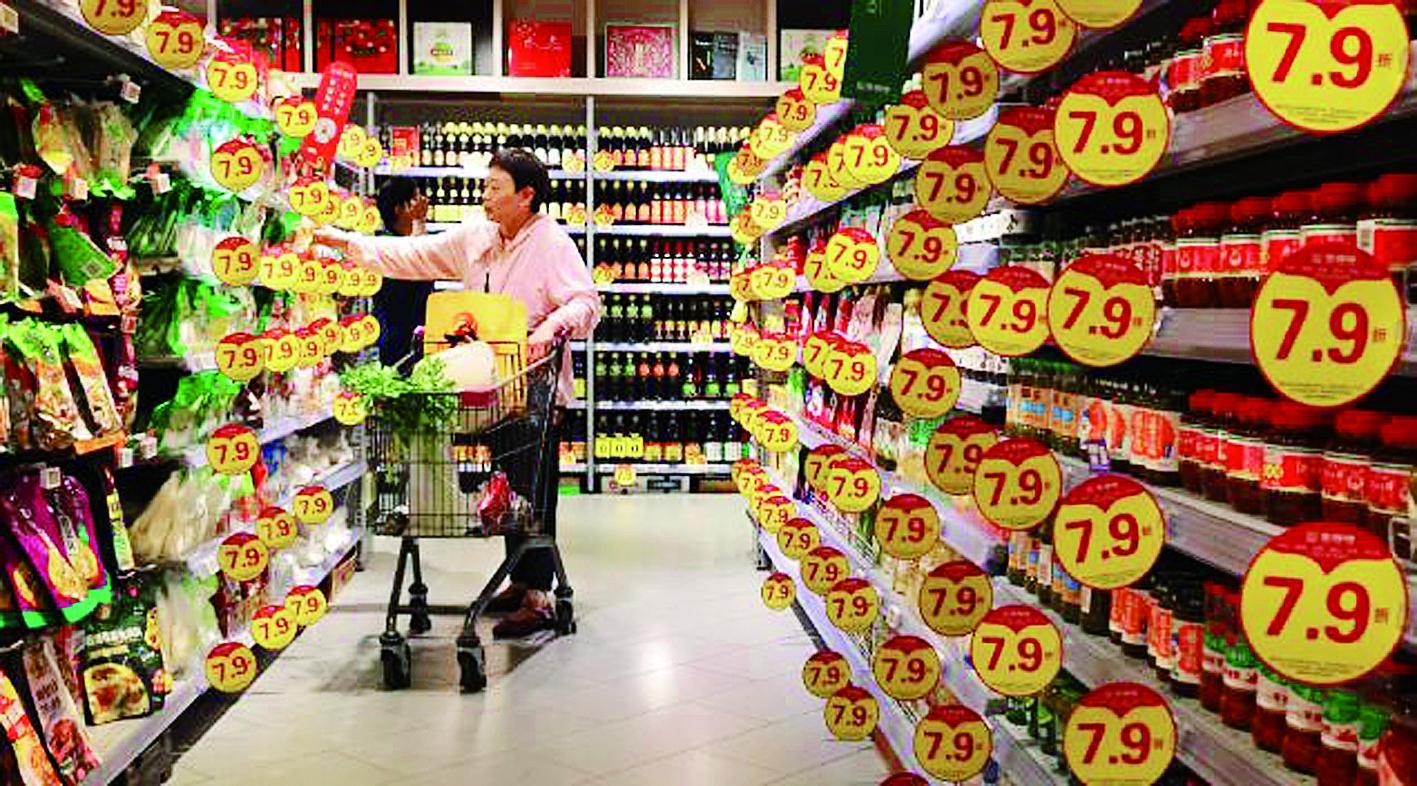 顾客在超市选购商品