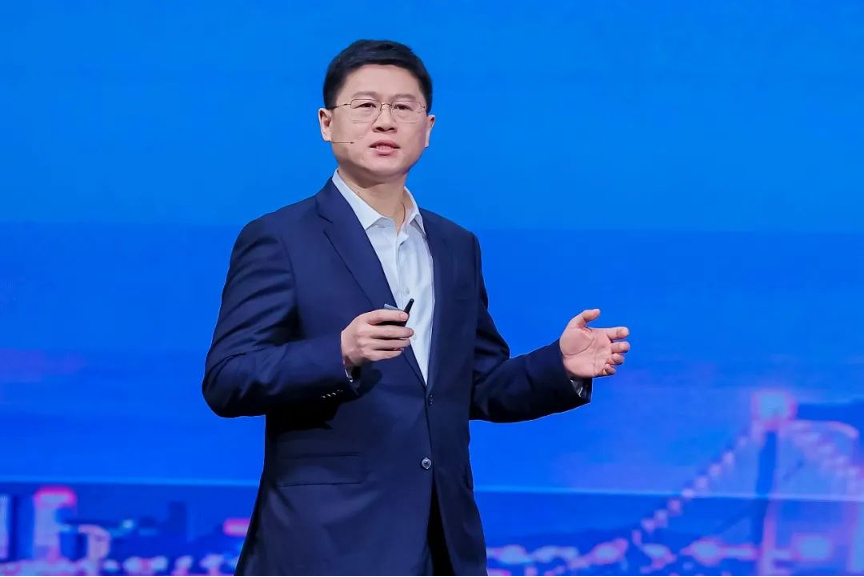 图为华为高级副总裁、ICT销售与服务总裁李鹏